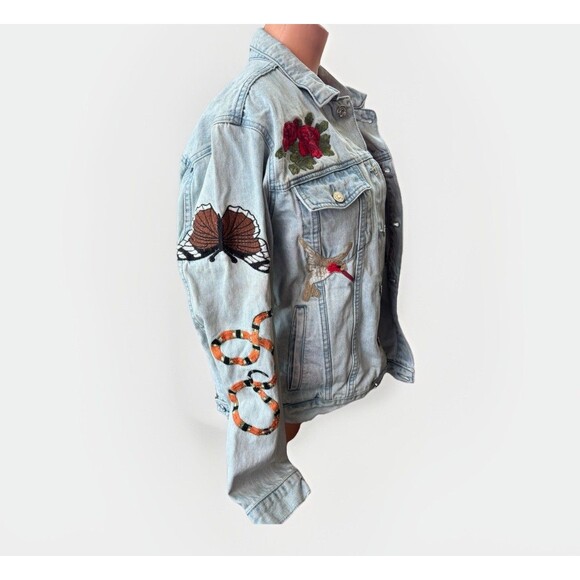 PacSun Embroidered Denim Jean Jacket Size M Roses Snakes Hummingbirds - Picture 5 of 9